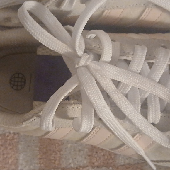 Adidas tenny shoes - Picture 4 of 4